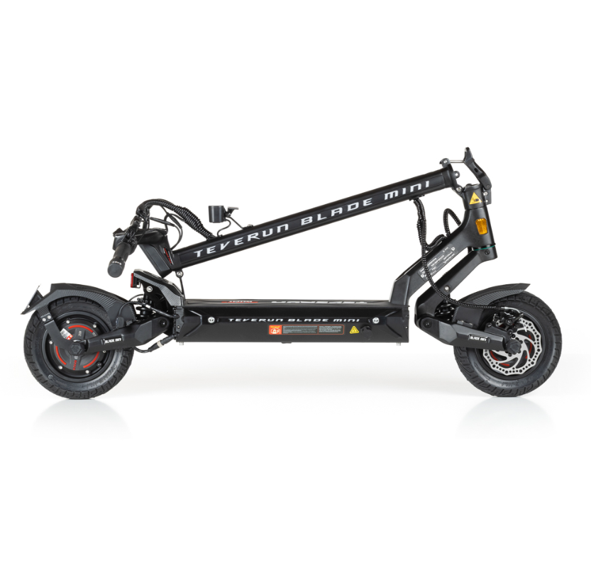 Teljesítmény: A rollert két 1000 W-os motor hajtja , amelyek akár 3360 W csúcsteljesítményt is leadnak . Ennek köszönhetően a roller könnyedén legyőzi a meredek emelkedőket, és sík utakon akár 70 km/h sebességet is elérhet